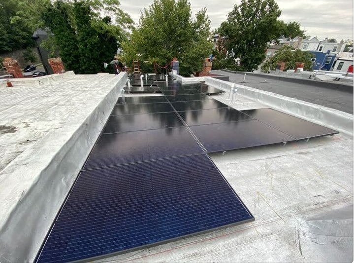 flat roof DC solar project by Ipsun Solar